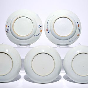 Un lot varié de cinq assiettes, une paire de figures en pierre serpentine et un bol couvert japonais, 18/20ème — photo 3