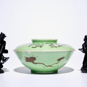 Un lot varié de cinq assiettes, une paire de figures en pierre serpentine et un bol couvert japonais, 18/20ème — photo 4