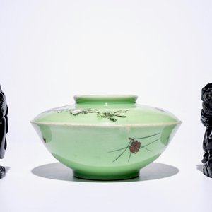 Un lot varié de cinq assiettes, une paire de figures en pierre serpentine et un bol couvert japonais, 18/20ème — photo 5