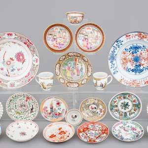 Un lot varié de porcelaine de Chine: 15 soucoupes, 6 tasses et 2 assiettes, Yongzheng-Qianlong, 18ème — photo 1