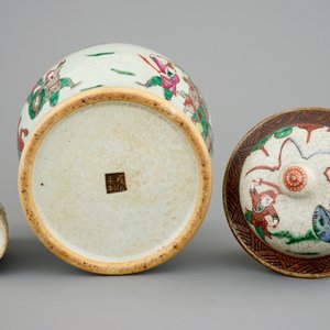 Un lot varié de porcelaine de Chine, incl. un plat Ming, 16/19ème — photo 10