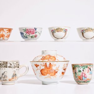 Un lot varié de tasses et soucoupes en porcelaine de Chine famille rose et rouge de fer, 18/19ème — photo 4
