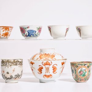 Un lot varié de tasses et soucoupes en porcelaine de Chine famille rose et rouge de fer, 18/19ème — photo 5