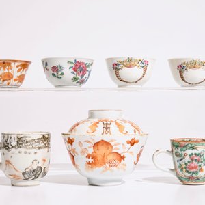 Un lot varié de tasses et soucoupes en porcelaine de Chine famille rose et rouge de fer, 18/19ème — photo 6