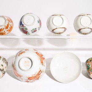Un lot varié de tasses et soucoupes en porcelaine de Chine famille rose et rouge de fer, 18/19ème — photo 9