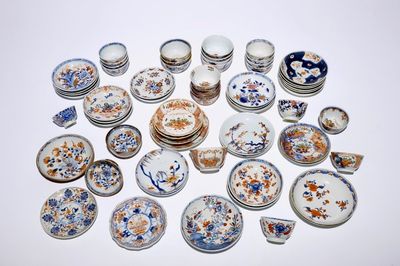Un lot varié de tasses et soucoupes en porcelaine de Chine famille rose, Imari et Amsterdams bont, 18ème