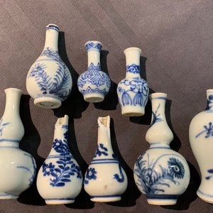 Un lot varié de vases miniatures en porcelaine de Chine, Kangxi et après — photo 11