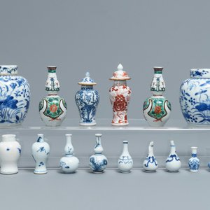 Un lot varié de vases miniatures en porcelaine de Chine, Kangxi et après — photo 2