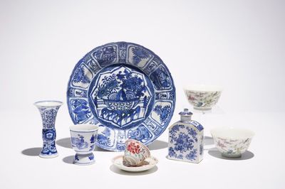 Un lot varié en porcelaine de Chine bleu et blanc et famille rose, Wanli, Kangxi et après