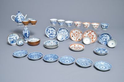 Un lot varié en porcelaine de Chine bleu et blanc et polychrome, Kangxi/Qianlong