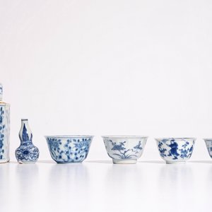 Un lot varié en porcelaine de Chine bleu et blanc, Kangxi/Qianlong — photo 5