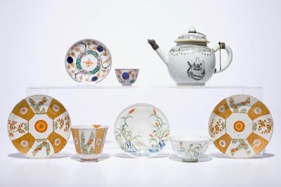 Un lot varié en porcelaine de Chine et Japon, avec une théière, quatre tasses et trois soucoupes, Kangxi et après