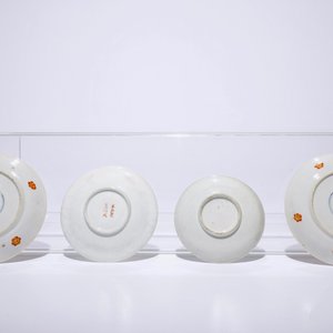 Un lot varié en porcelaine de Chine et Japon, avec une théière, quatre tasses et trois soucoupes, Kangxi et après — photo 3