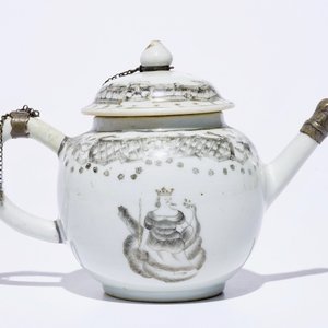 Un lot varié en porcelaine de Chine et Japon, avec une théière, quatre tasses et trois soucoupes, Kangxi et après — photo 6