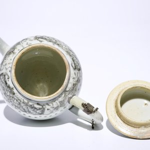 Un lot varié en porcelaine de Chine et Japon, avec une théière, quatre tasses et trois soucoupes, Kangxi et après — photo 8