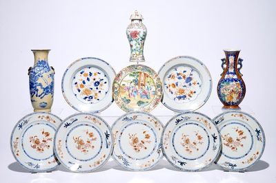 Un lot varié en porcelaine de Chine famille rose, bleu et blanc et de style Imari, 18/19ème