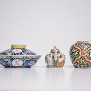 Un lot varié en porcelaine de Chine famille rose, verte et monochrome, 19/20ème — photo 11
