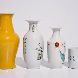 Un lot varié en porcelaine de Chine famille rose, verte et monochrome, 19/20ème — photo 3