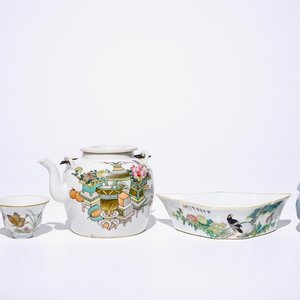 Un lot varié en porcelaine de Chine monochrome, famille rose et qianjiang cai, 19/20ème — photo 1