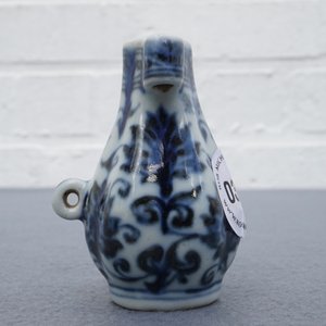 Un mangeoire à oiseau en porcelaine de Chine bleu et blanc, marque de Xuande, Ming ou après — photo 11