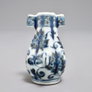 Un mangeoire à oiseau en porcelaine de Chine bleu et blanc, marque de Xuande, Ming ou après — photo 2