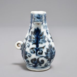 Un mangeoire à oiseau en porcelaine de Chine bleu et blanc, marque de Xuande, Ming ou après — photo 3