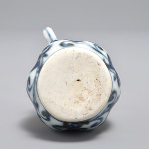Un mangeoire à oiseau en porcelaine de Chine bleu et blanc, marque de Xuande, Ming ou après — photo 6