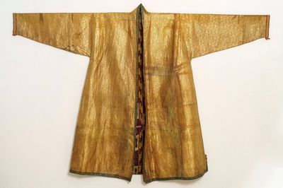 Un manteau chapan en soie ikat et brocart doré, Daghestan ou Ouzbékistan, 19ème