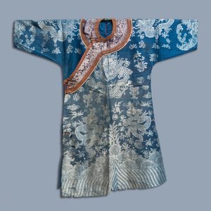 Un manteau d'été brodé en soie à décor de dragons, Chine, 19ème — photo 1