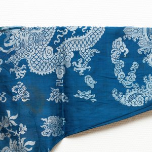 Un manteau d'été brodé en soie à décor de dragons, Chine, 19ème — photo 10