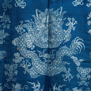 Un manteau d'été brodé en soie à décor de dragons, Chine, 19ème — photo 6
