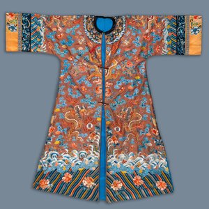 Un manteau en soie brodée à décor de dragons sur fond brun, Chine, 18/19ème — photo 1