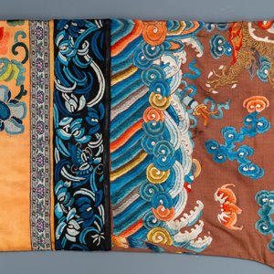 Un manteau en soie brodée à décor de dragons sur fond brun, Chine, 18/19ème — photo 5