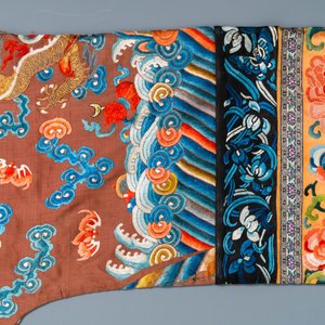 Un manteau en soie brodée à décor de dragons sur fond brun, Chine, 18/19ème — photo 9