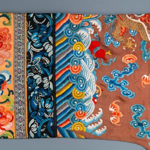 Un manteau en soie brodée à décor de dragons sur fond brun, Chine, 18/19ème — photo 10
