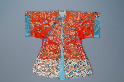 Un manteau en soie brodée à décor de dragons sur fond rouge, Chine, 19ème