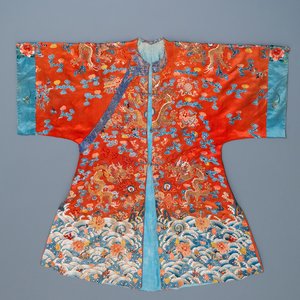 Un manteau en soie brodée à décor de dragons sur fond rouge, Chine, 19ème — photo 1