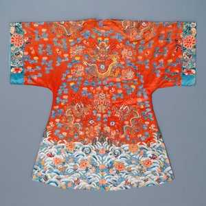 Un manteau en soie brodée à décor de dragons sur fond rouge, Chine, 19ème — photo 2