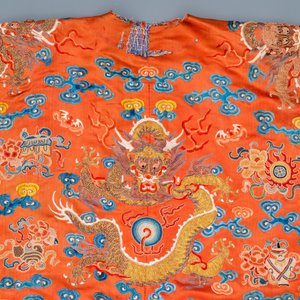 Un manteau en soie brodée à décor de dragons sur fond rouge, Chine, 19ème — photo 3