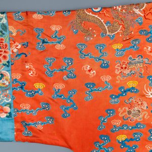 Un manteau en soie brodée à décor de dragons sur fond rouge, Chine, 19ème — photo 4