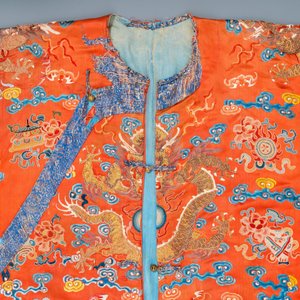 Un manteau en soie brodée à décor de dragons sur fond rouge, Chine, 19ème — photo 8