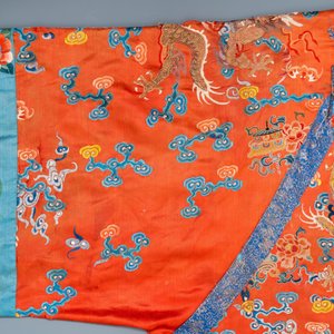 Un manteau en soie brodée à décor de dragons sur fond rouge, Chine, 19ème — photo 9