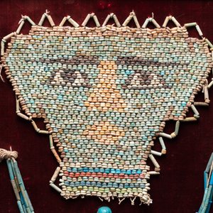 Un masque de momie en résille de perles en faïence, un oushebti et un collier, Egypte, période ptolémaïque — photo 3