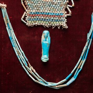Un masque de momie en résille de perles en faïence, un oushebti et un collier, Egypte, période ptolémaïque — photo 4