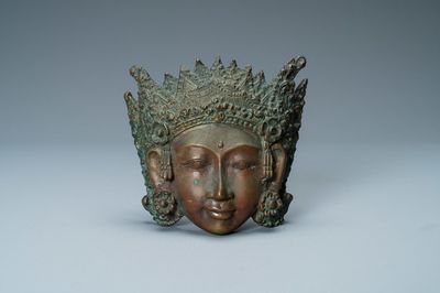 Un masque d'une déesse en bronze, Tibet ou Asie du Sud-Est, 19ème
