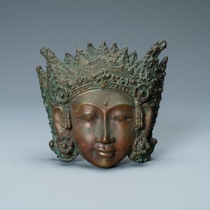 Un masque d'une déesse en bronze, Tibet ou Asie du Sud-Est, 19ème — photo 1