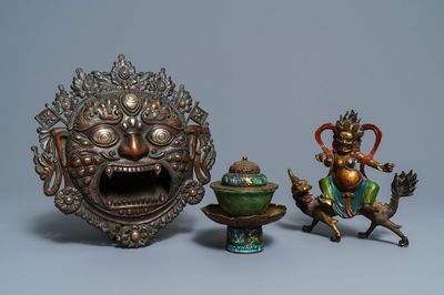 Un masque en bronze incrusté d'argent, une figure de Mahakala et un bol en jade, Tibet, 19/20ème