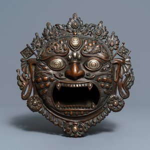 Un masque en bronze incrusté d'argent, une figure de Mahakala et un bol en jade, Tibet, 19/20ème — photo 2
