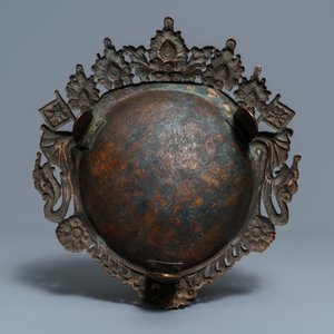 Un masque en bronze incrusté d'argent, une figure de Mahakala et un bol en jade, Tibet, 19/20ème — photo 3