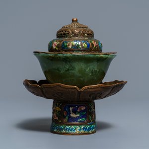 Un masque en bronze incrusté d'argent, une figure de Mahakala et un bol en jade, Tibet, 19/20ème — photo 5